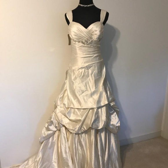 BRIDAL - Picture 1 of 7